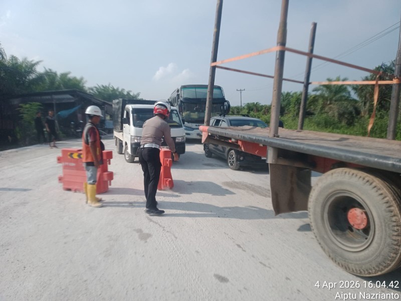 Tim Raicet Satlantas Polres Pelalawan Sukses Urai Kemacetan Panjang di Jalur Lintas Timur.