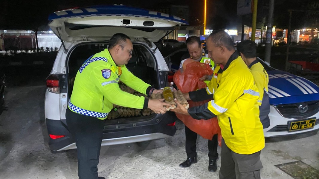 Polantas Menyapa, Satlantas Polres Pelalawan Sahur Bersama dan Bagikan Sembako untuk Ojol.
