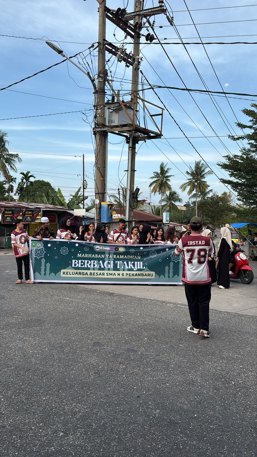 Raih Berkah Ramadhan,SMAN 6 Pekanbaru Berbagi Takjil dan Berikan Santunan Pada Anak Yatim.