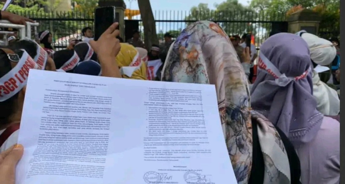 Ratusan masyarakat dari Persatuan Pedagang Pasar Cik Puan Pekanbaru melakukan aksi demonstrasi di depan gedung Polda Riau
