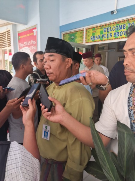 Ustadz Abdul Somad  memberikan tausiah yang penuh makna bagi ratusan siswa SMAN Plus Provinsi Riau.