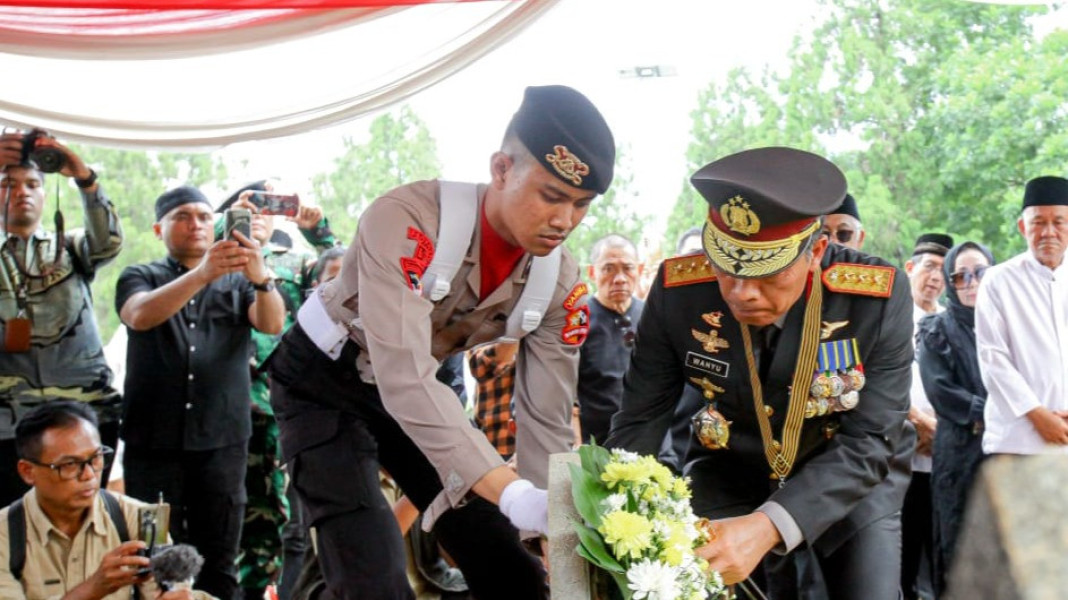 Kabareskrim Polri Komjen Pol. Wahyu Widada Memimpin Langsung Upacara Pemakaman Mantan Wakapolri Komjen (Purn) Syafrudin Kambo