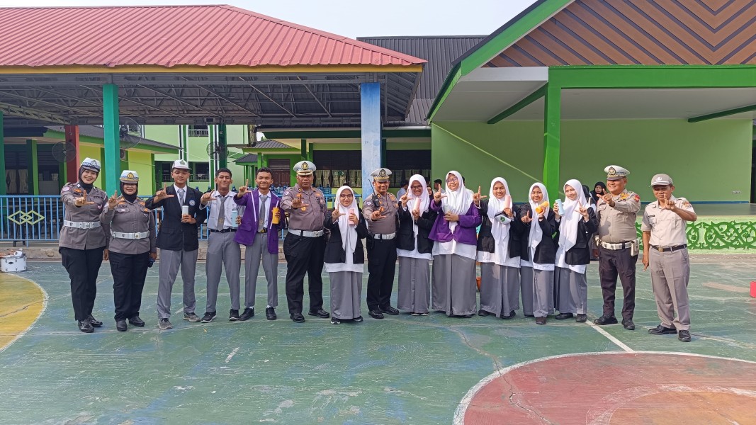 Police Goes To School di MAN 1 Pekanbaru, Ditlantas Polda Riau Tanamkan Budaya Tertib Lalu Lintas dan Peduli Lingkungan