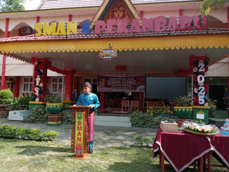 SMA Negeri 4 Pekanbaru Merayakan Milad Ke-45 Dengan Penuh Khidmat Dan Kebanggaan Di Lapangan Basket Sekolah