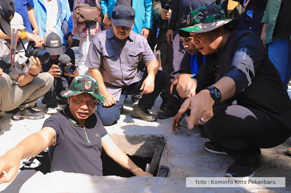 Sekdako Indra Pomi Masuk ke Gorong Gorong Bersihkan Parit Tersumbat