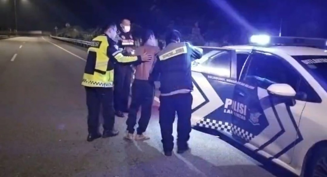 Aksi Humanis Ditlantas Polda Riau, Kawal Pengemudi Sakit Menuju Meja Operasi.