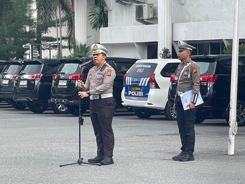Dirlantas Polda Riau Pimpin Apel Pagi dan Berikan Penghargaan kepada Personel Berprestasi.