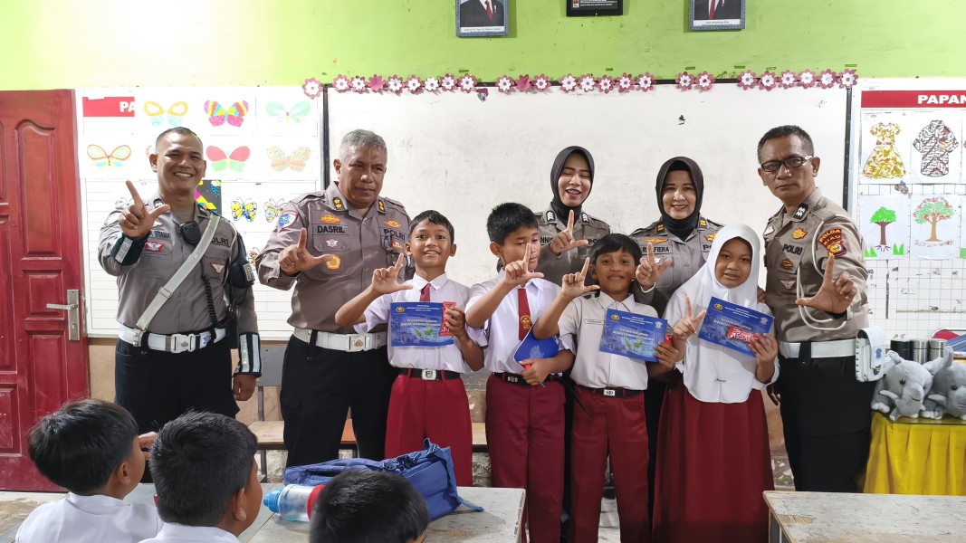 Membangun Budaya Tertib Berlalu Lintas dan Cinta Lingkungan, Ditlantas Polda Riau Edukasi Generasi Bangsa di SDN 42 Pekanbaru.