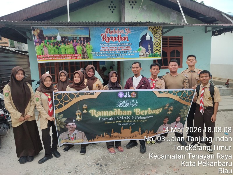 Siswa/Siswi SMAN 6 Pekanbaru  Berbagi Takjil di Jalan Karya Bakti.