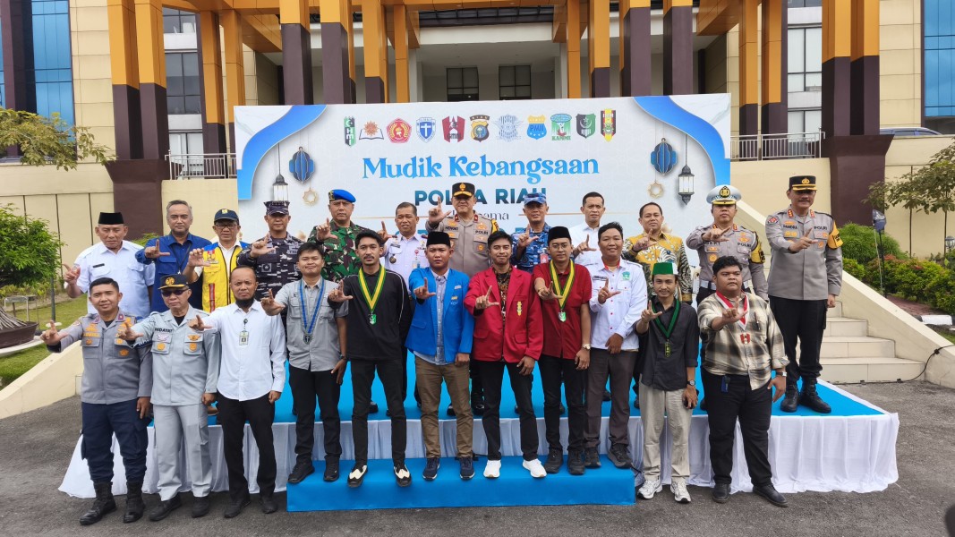 Mudik Aman, Keluarga Bahagia: Polda Riau dan Cipayung Plus Berangkatkan Ratusan Pemudik dengan Pengawalan Hingga Tujuan.